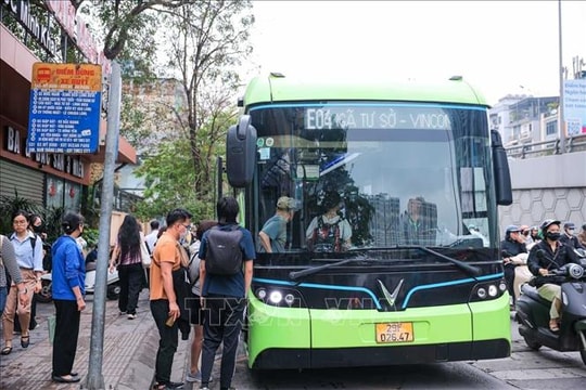Metro, xe buýt, xe điện dần trở thành lựa chọn ưu tiên