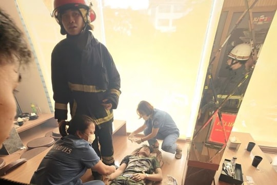 Giải cứu nam thanh niên mắc kẹt trong thang máy chở hàng