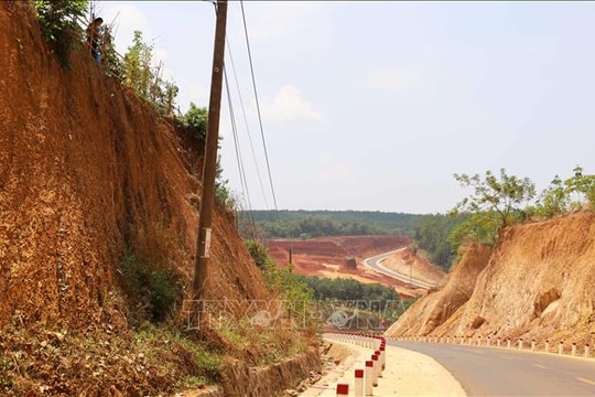 Đồng Nai: Xã Phú Riềng báo cáo cụ thể vụ nhà dân cao hơn nền đường