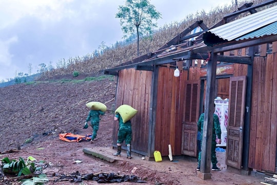 Lào Cai khẩn trương khắc phục sự cố điện sau dông lốc