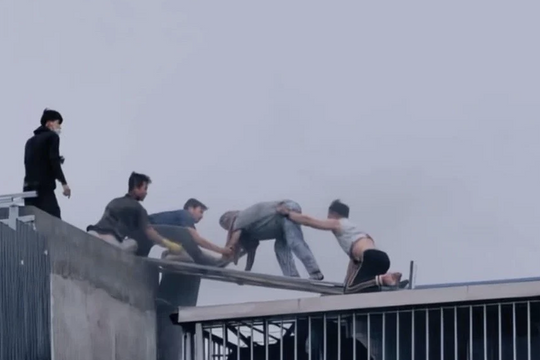 Chủ tịch Hà Nội tặng Bằng khen những người hùng trong vụ cháy ở Lĩnh Nam