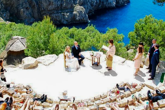 Cái kết của chàng trai gặp lại bố mẹ người yêu cũ ở sân bay