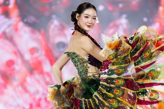 Bảo Ngọc diễn vũ điệu sắc màu cùng thí sinh Miss World Vietnam