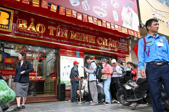 Xếp hàng mua vàng khi Bảo Tín Minh Châu mở cửa trở lại