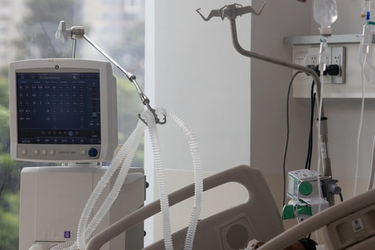 Nỗ lực cứu bé gái ngưng tim do ngã vào thùng nước