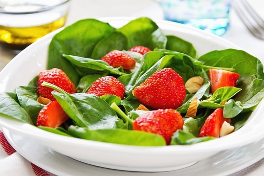 12 loại rau quả tại Mỹ chứa nhiều thuốc trừ sâu, 'hóa chất vĩnh cửu'