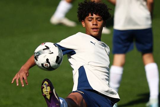 Con trai Ronaldo thử việc ở đội trẻ Real Madrid