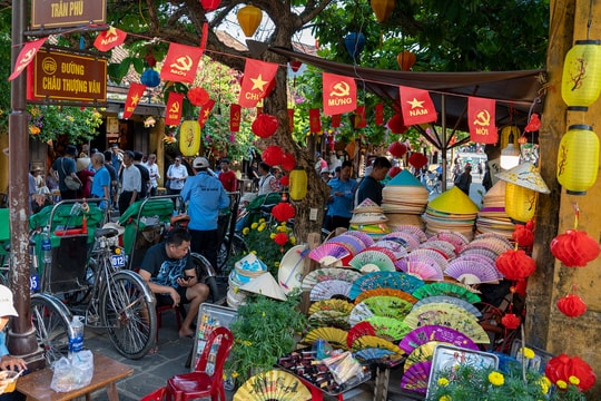 Vỉa hè phố cổ Hội An trước lệnh cấm kinh doanh