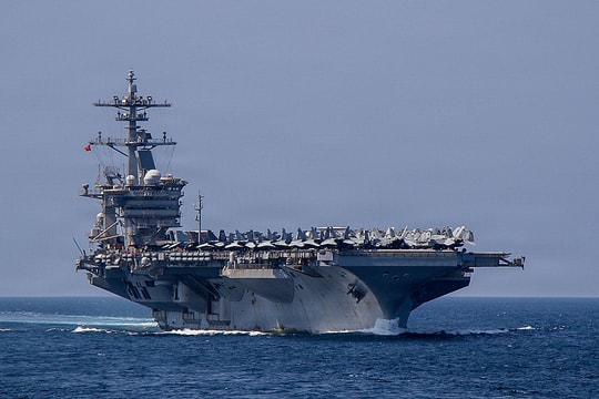 Ông Trump: Hơn 100 tên lửa Iran đã nhắm vào tàu sân bay Mỹ