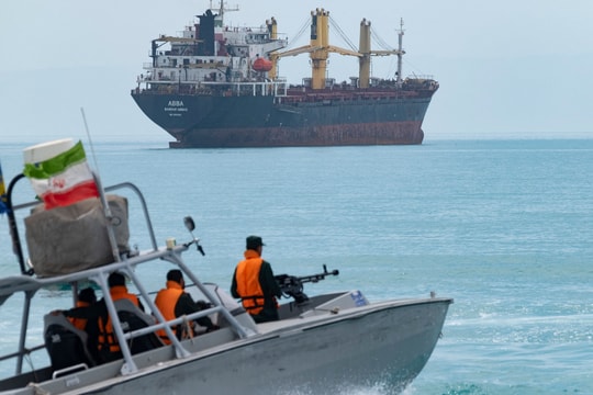 Iran dọa bóp nghẹt biển Đỏ nếu Mỹ đổ quân chiếm đảo