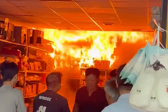 Cửa hàng cháy ngùn ngụt, lan sang nhà bên cạnh ở TP HCM