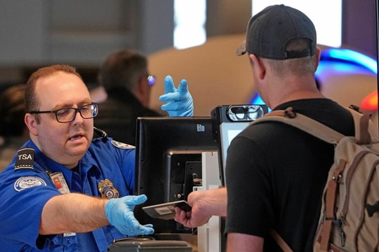Nhân viên an ninh sân bay Mỹ 'mất nhà, bán máu' vì làm việc không lương