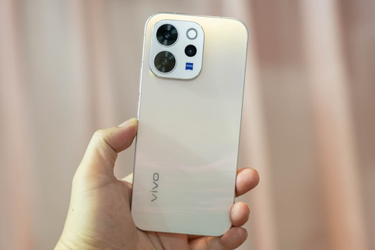 Vivo V70 - smartphone cận cao cấp dùng ống kính Zeiss