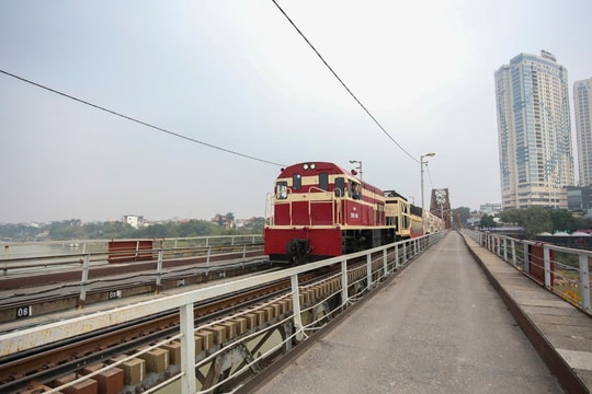 Cấm xe máy, xe đạp qua cầu Long Biên hai tháng