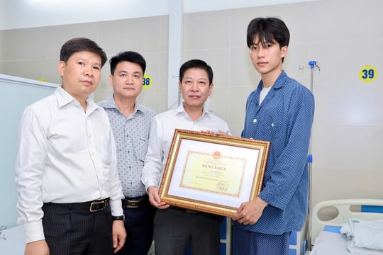 Quyền Bộ trưởng Giáo dục tặng bằng khen cho nam sinh lao vào đám cháy cứu người