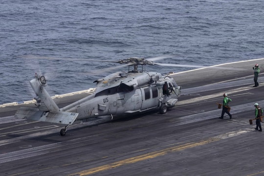 Thủy thủ tàu sân bay Mỹ bị thương khi làm nhiệm vụ gần Iran