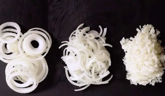 “2 nhớ, 1 không” đơn giản giúp cắt hành tây không bị cay mắt