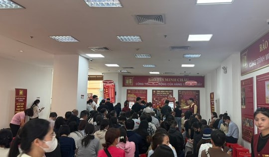 Bảo Tín Minh Châu mở cửa trở lại, giá vàng niêm yết giảm, khách hàng chờ hàng dài giao dịch