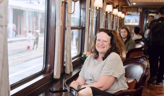 Bất ngờ với giao diện "tím Huế mộng mơ" của đoàn tàu di sản miền Trung