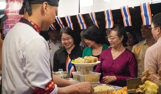 Người dân ùn ùn đổ về lễ hội ẩm thực được ví “đặc sắc nhất thế giới” đang diễn ra tại TPHCM