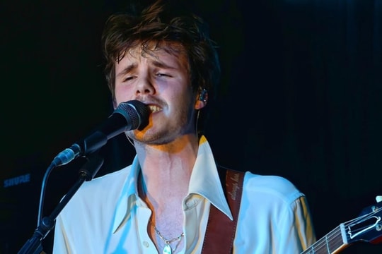 Con trai Beckham bật khóc