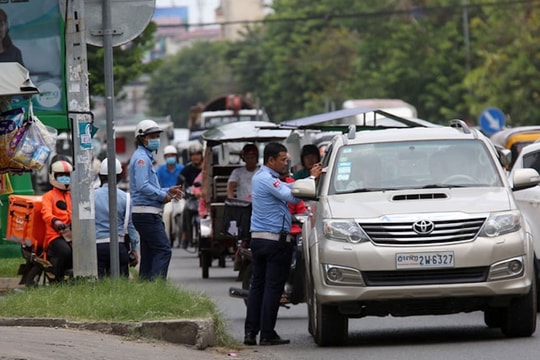 Campuchia dừng phạt vi phạm giao thông