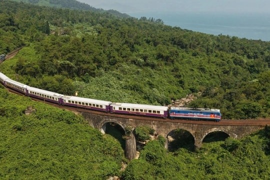 Khách Tây mặc áo dài khám phá "cung đường sắt đẹp nhất thế giới" ở Việt Nam