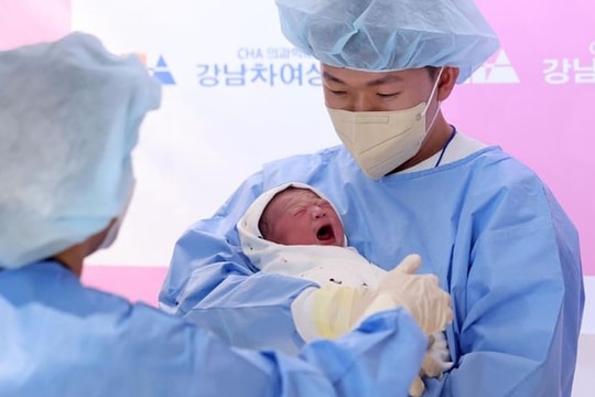 Cả làng treo băng rôn mừng đứa bé đầu tiên chào đời sau 17 năm