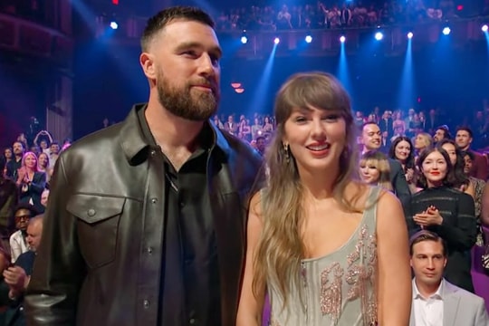 Taylor Swift lần đầu sánh đôi vị hôn phu tại lễ trao giải âm nhạc