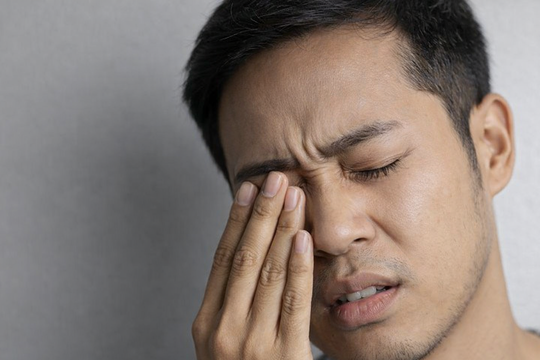 Nguyên nhân khiến mắt đau nhói