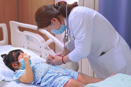 Dấu hiệu nhận biết sớm trẻ mắc tay chân miệng