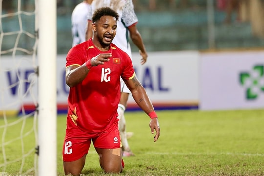 Xuân Son nói một mình sau khi lỡ bàn thắng vì mặt sân