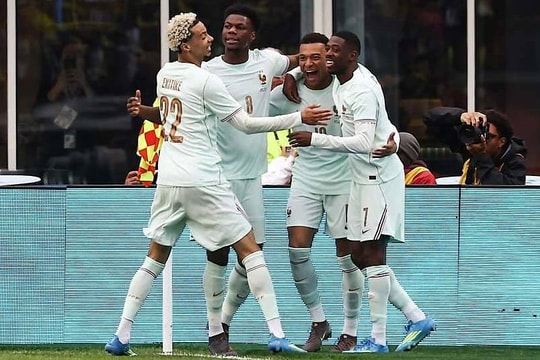 Pháp quật ngã Brazil trong thế 10 chống 11