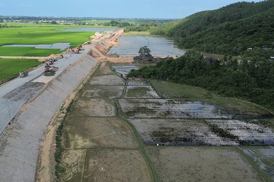 Ruộng cạnh cao tốc Chí Thạnh - Vân Phong ngập dầu nhớt