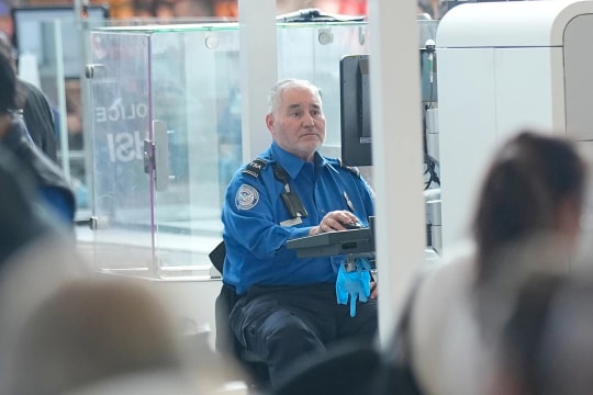 Cảnh khó khăn của nhân viên sân bay Mỹ khi không có lương