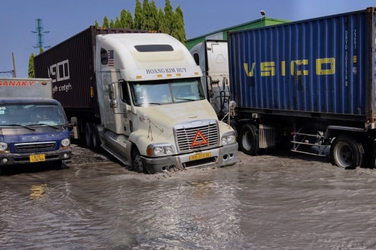 'Ổ voi' dày đặc đường vào khu chế xuất lớn nhất TP HCM