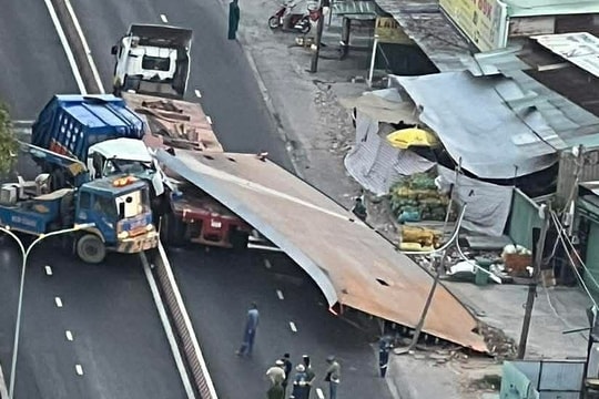 Tấm thép 10 tấn rơi đè tài xế tử vong, giao thông cửa ngõ TP HCM tê liệt