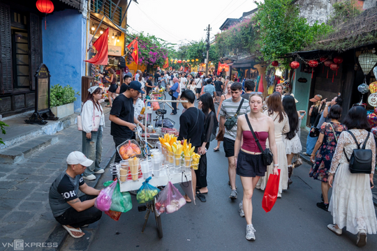 'Thêm phố đi bộ ở Hội An thay vì cấm buôn bán trên vỉa hè'