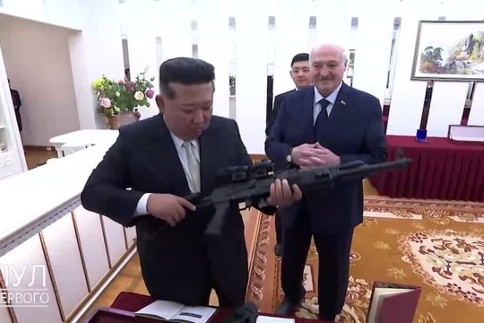 Tổng thống Belarus tặng súng cho ông Kim Jong-un