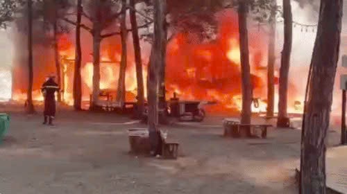 Cháy lớn ở khu kinh tế đêm Măng Đen