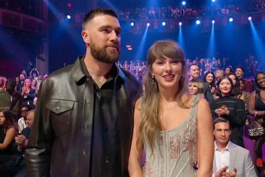 Taylor Swift và Travis Kelce ngày càng mặn nồng