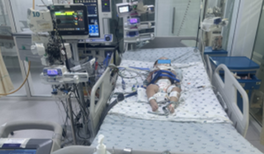 Bé gái hơn 1 tuổi nguy kịch vì phút lơ là của người lớn, bác sĩ cảnh báo thói quen "chết người"