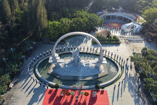 Thiêng liêng lễ thượng cờ Tiền Phong Marathon 2026 tại Khu tưởng niệm Gạc Ma