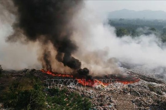 Nỗ lực khống chế đám cháy rừng và cháy bãi rác ở Lâm Đồng