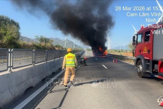 Xe tải bốc cháy dữ dội trên cao tốc, giao thông ách tắc hơn 1 km