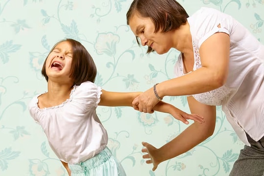 Đòn roi phá hủy tương lai trẻ em thế nào?