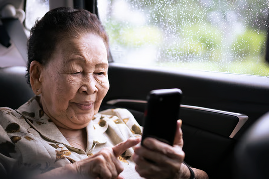 Cụ bà 84 tuổi sập bẫy tình 'tổng tài AI'