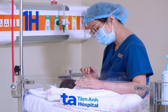 Trẻ sơ sinh hay giật mình khi ngủ có đáng lo?