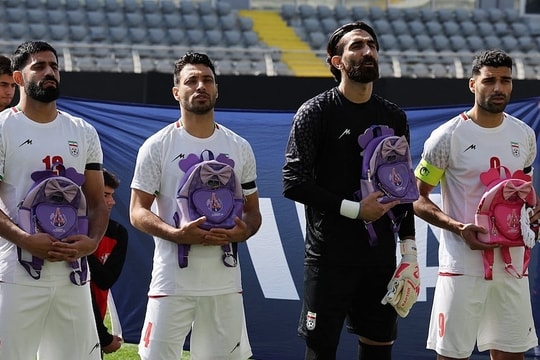 Tuyển Iran ôm ba lô bé gái tưởng niệm vụ đánh bom trường học