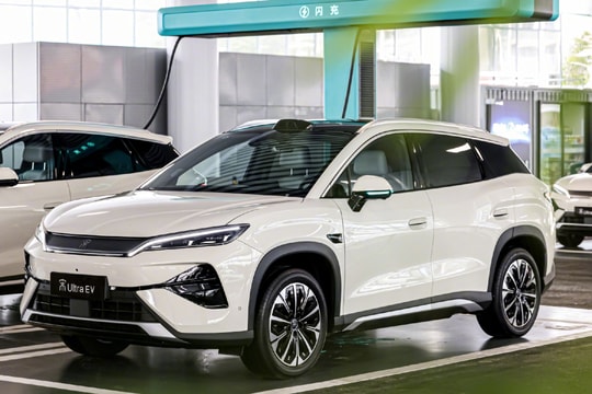 BYD Song Ultra - xe điện sạc nhanh 9 phút, giá 21.000 USD